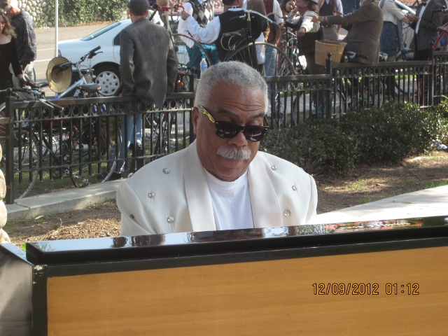 Don't shoot the piano player Don't shoot the piano player